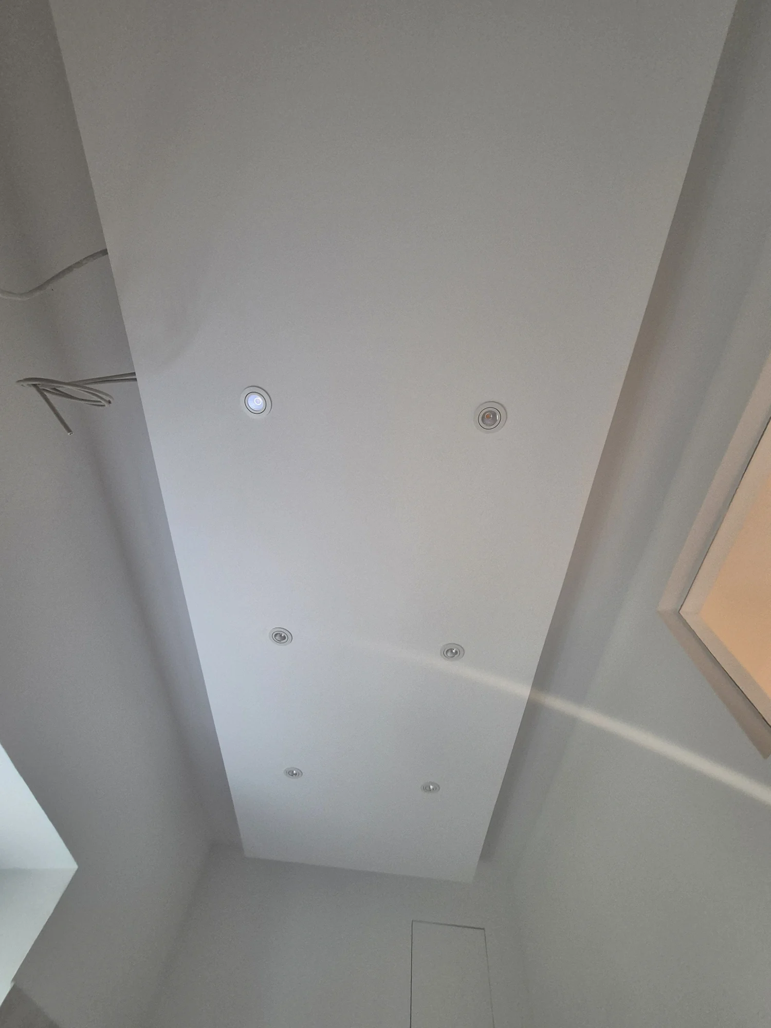 Abgehängte Decke mit Dachfenster in einem sanierten Flur – Mesret Bau