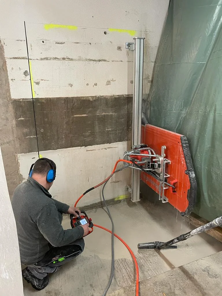 Mitarbeiter von Mesret Bau bei Installationsarbeiten in einem Bad