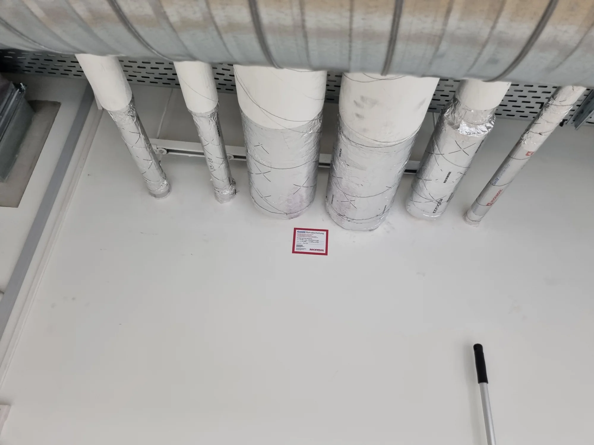Verkleidete Deckeninstallationen in einer Gewerbefläche – Mesret Bau