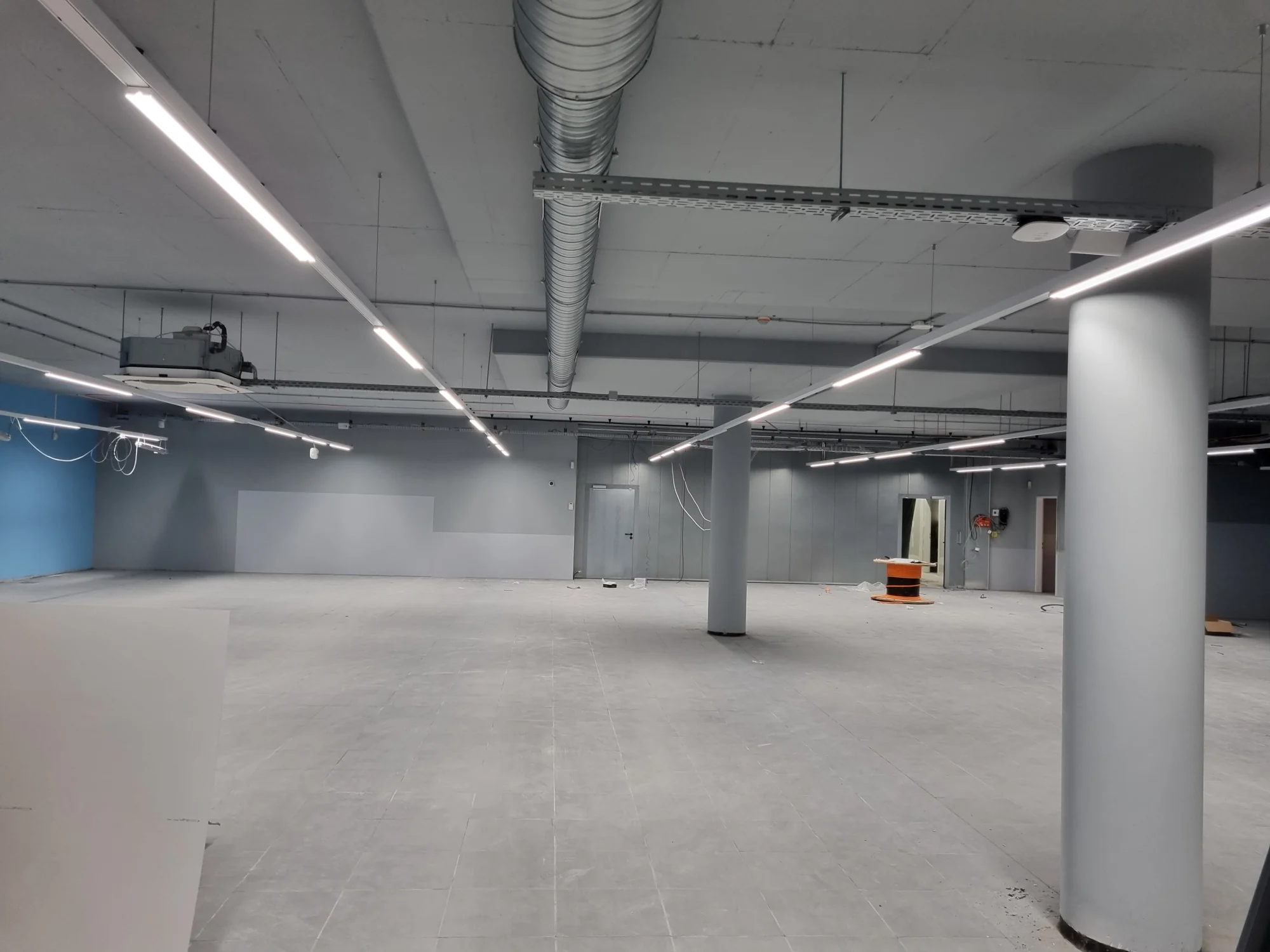 Sanierte Gewerbefläche mit neuer Beleuchtung und Boden – Mesret Bau