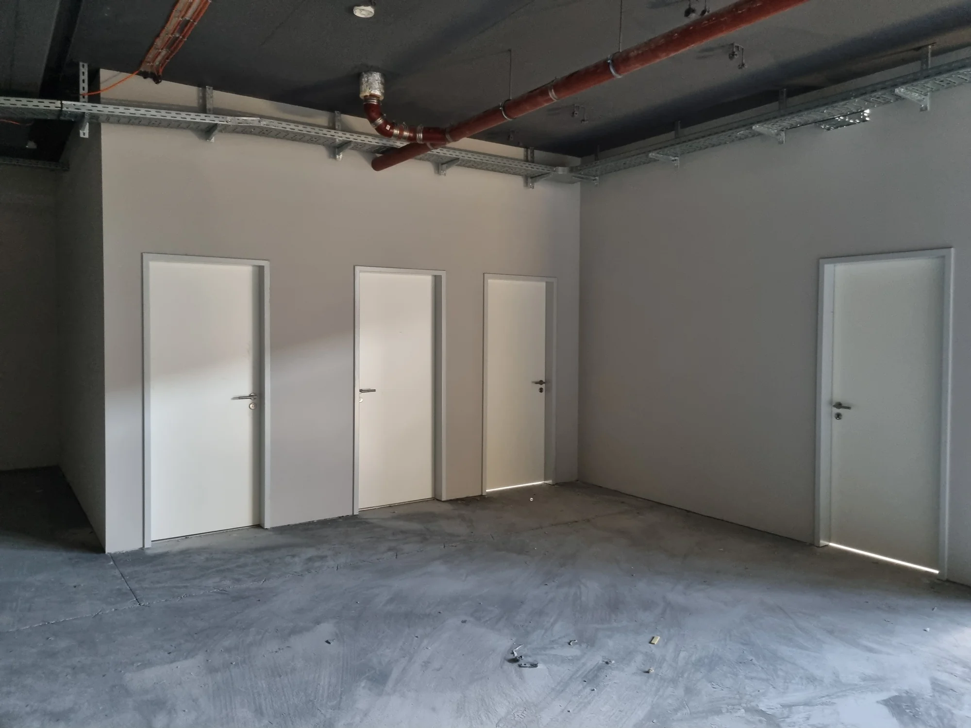 Gewerbeausbau mit neuen Trockenbauwänden und montierten Türen – Mesret Bau