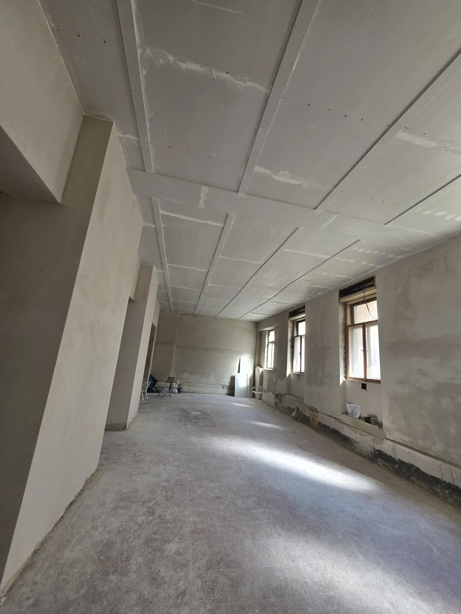 Neu gestellte Trockenbauwände in einem Gewerbeflur – Mesret Bau