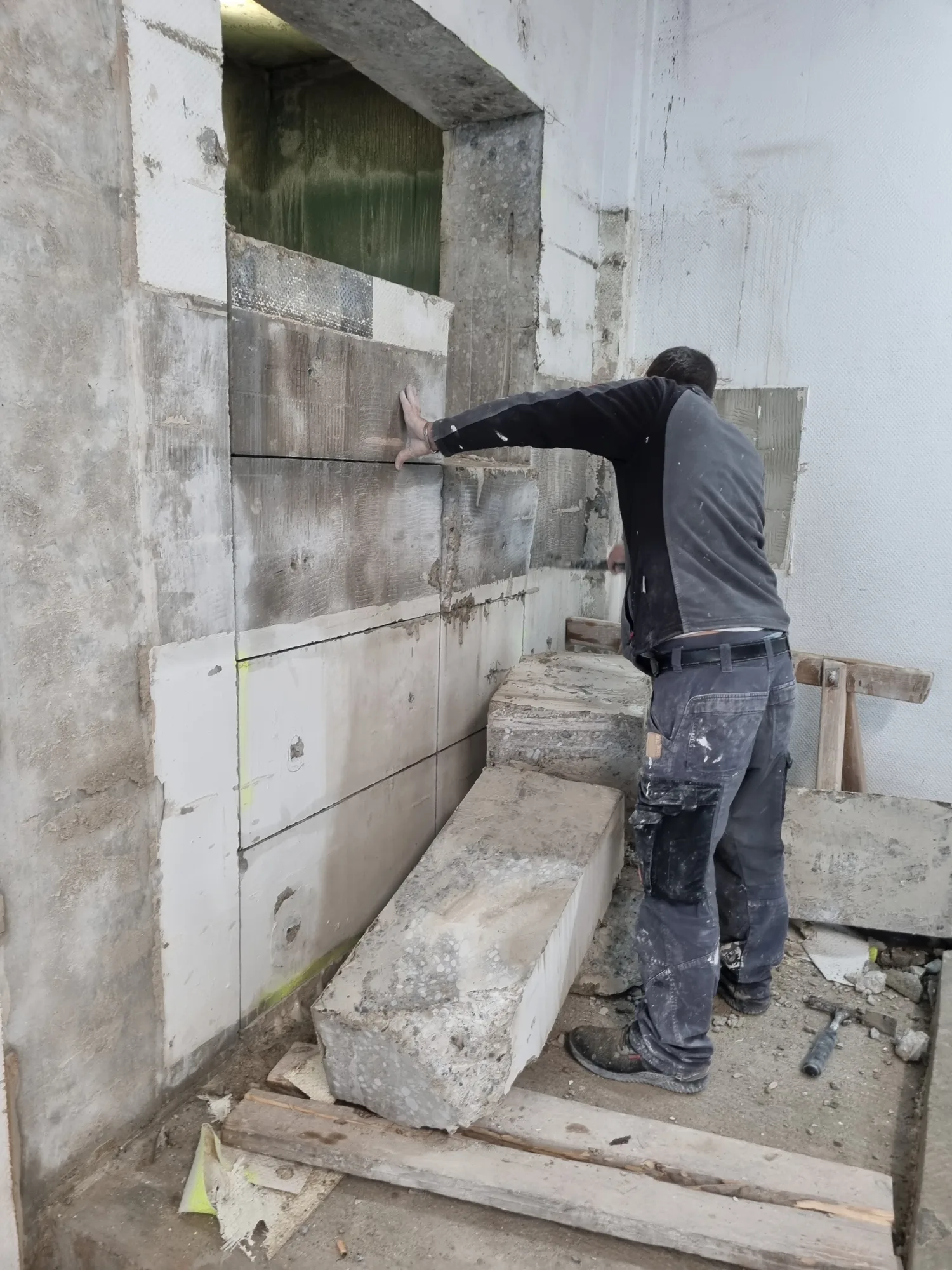 Mitarbeiter von Mesret Bau bei Wandarbeiten auf einer Sanierungsbaustelle